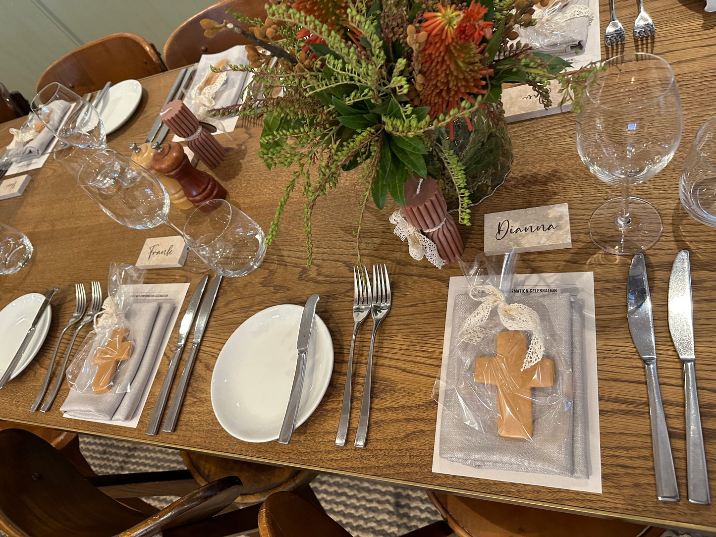 Natural Stone Place Cards – Personalised Wedding Guest Name Cards